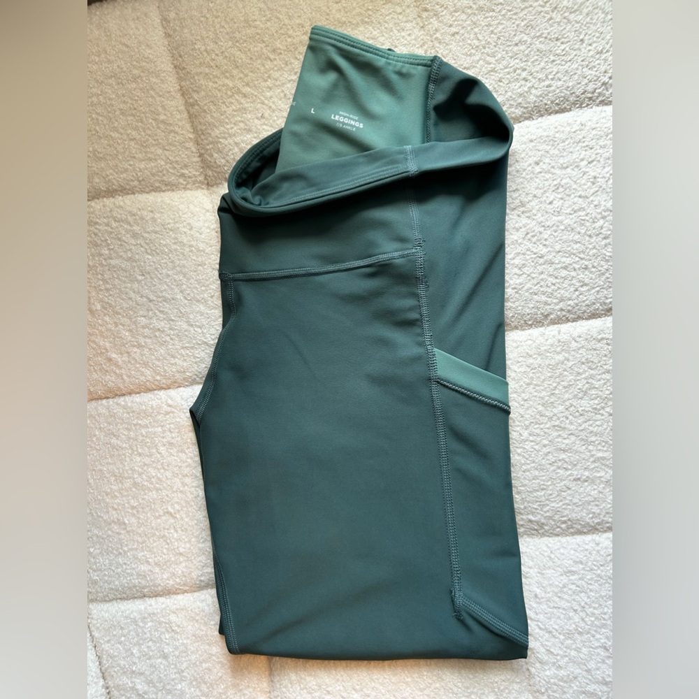 Old navy power soft pocket leggings, size large